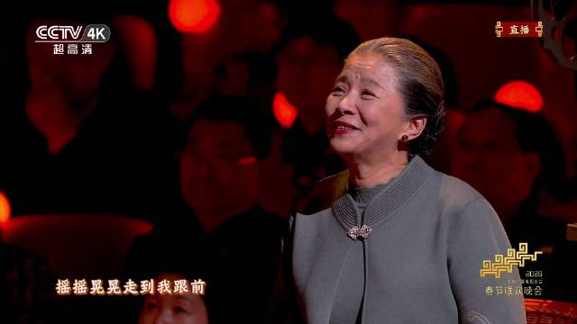 邓超用豆包动态老照片与年轻妈妈相拥