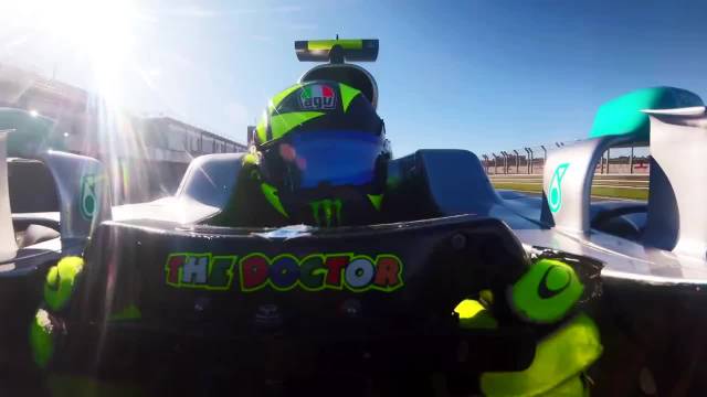 瓦伦蒂诺·罗西（Valentino Rossi）驾驶梅赛德斯F1赛车的车载视频