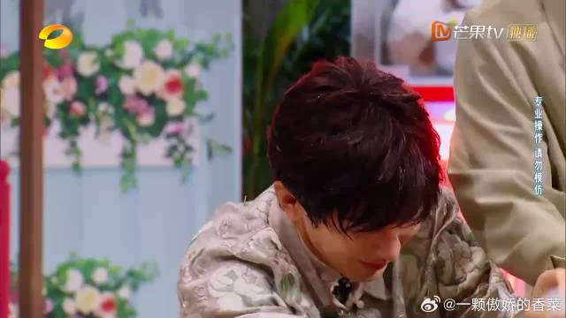 成毅没有给曾舜晞挡，还想泼秦霄贤，沉默震耳欲聋！