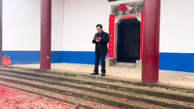 父亲领族人祠堂拜年十余载，烟火散尽年味长存