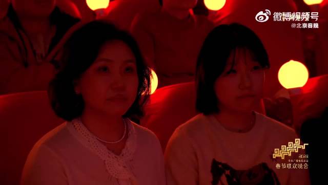 第一次见邓超这么安静在春晚的舞台上面