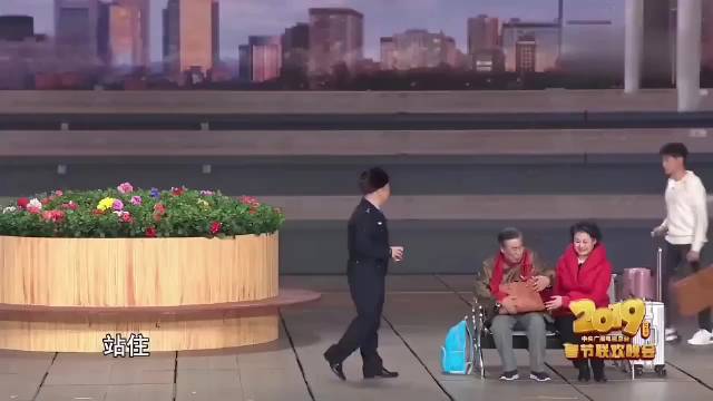 杨紫佟大为春晚小品《站台》演绎新婚夫妻回谁家矛盾