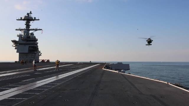 美福特级航母肯尼迪号首次起降海鹰直升机