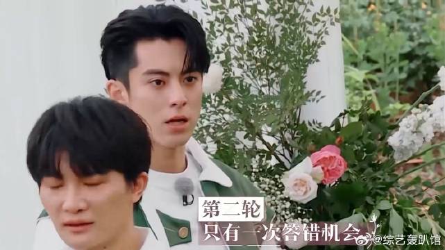 郑恺王鹤棣踩指压板 下秒俩人秒变花园宝宝，要笑死我了！