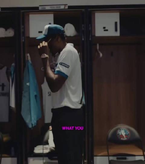 约基奇调侃东契奇沉迷赌球，后者表情尴尬