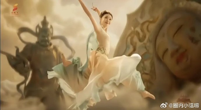 刘浩存的这段舞蹈舞台设计（如镜面元素）有何深意？