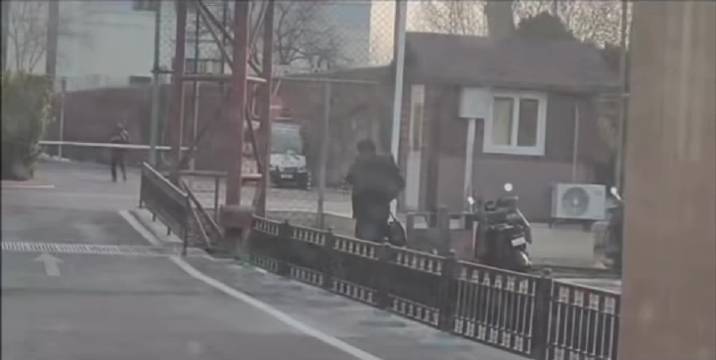 谁说人生没有那么多观众的，楚钦老师又在出洋相了，走半路鞋掉了