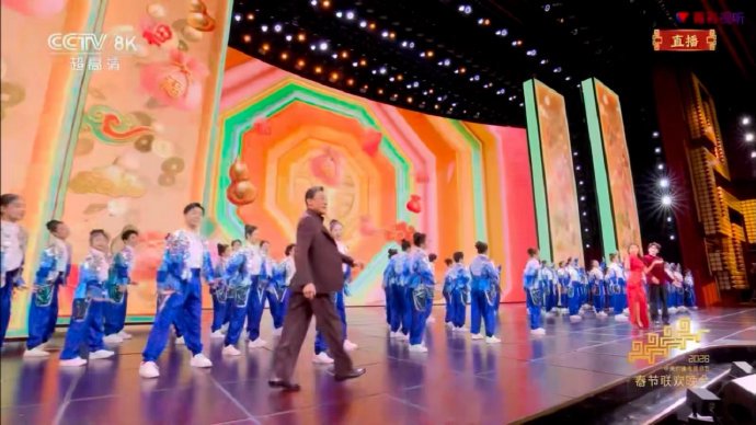 2026年春晚上梁家辉表演的魔性神曲《挥来梁家辉》具体是什么内容？