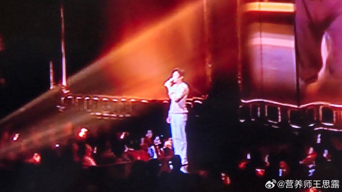 邓超在2026年春晚上演唱《妈妈有座电影院》的具体表演细节是怎样的？