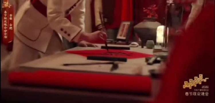 黄轩春晚手部特写引热议，骨节分明反差抢镜