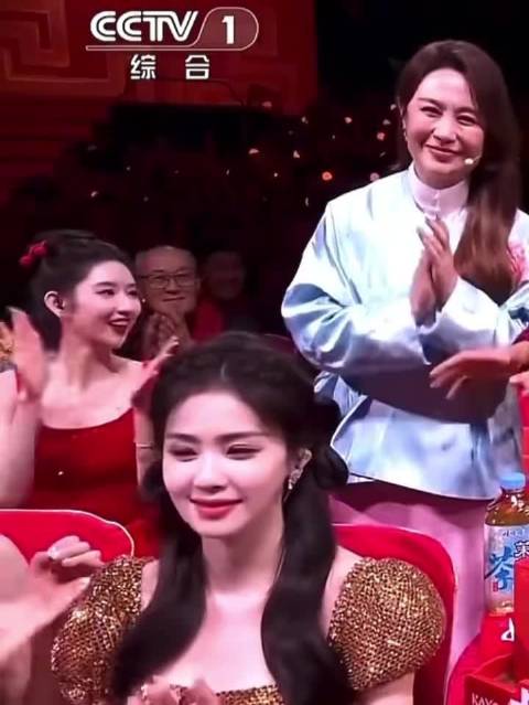 感觉王玉雯是不是不知道镜头能拍到自己啊，白鹿也不容易，一直鼓掌微笑