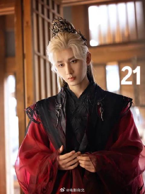 王权富贵化身沙狐国少师，每天一副摆烂状态反差感十足