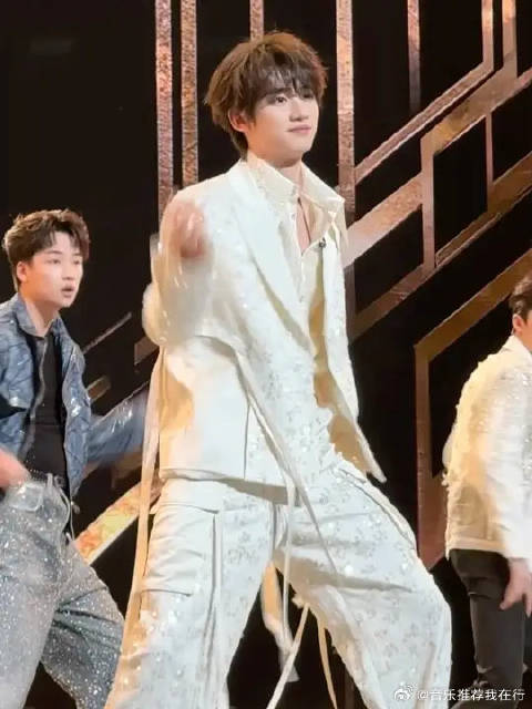 白西装亮相《你好星期六》跳《MAMA》舞台表现力十足