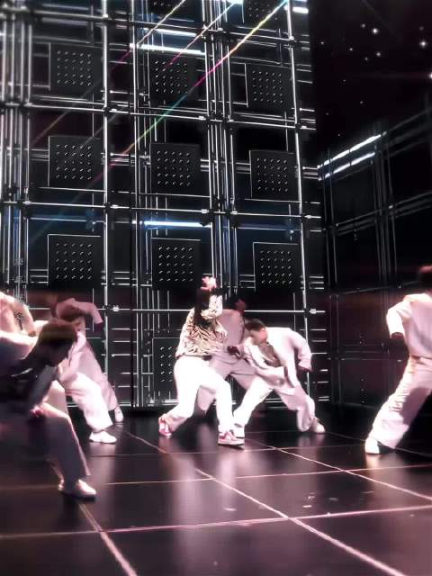 郭富城王一博春晚同台唱跳，双职业赛车手惊艳全场