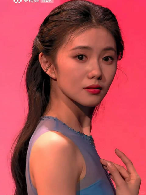 刘浩存太好看了！这个节目基本没给唱歌的老哥镜头，笑死 用智搜高效看春晚