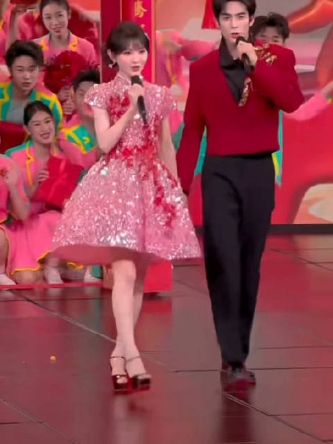 春晚四对CP重组亮相，白鹿李昀锐等青春养眼