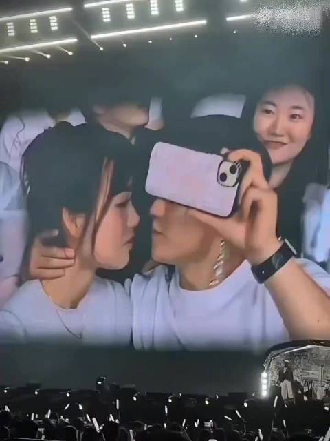 演唱会上的顶级小丑？爱与不爱真的很明显
