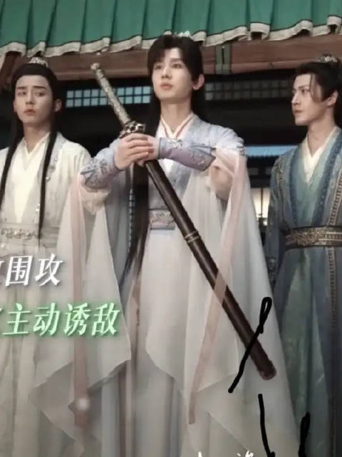 孩子小的时候在眼前怕他磕了碰了，长大了就想再多看看他