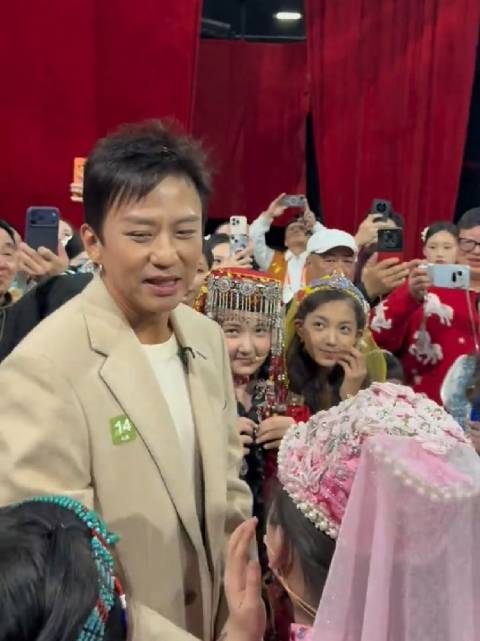 邓超春晚后台视频，好热闹啊