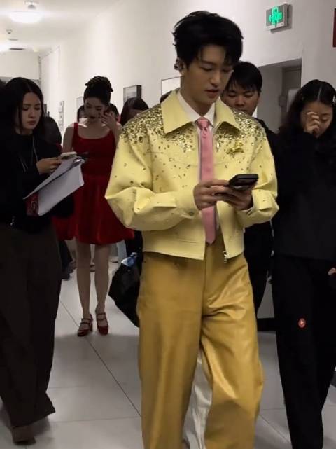 央视春晚后台李昀锐丁禹兮等众星亮相