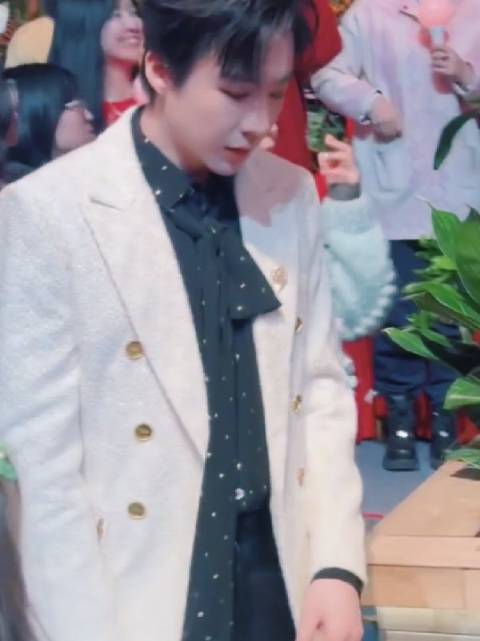 捡到一个下班的宝儿 真的太帅了刘宇宁头发丝都好看的男人