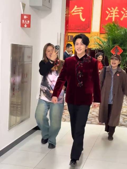 张新成刘涛央视春晚后台视频