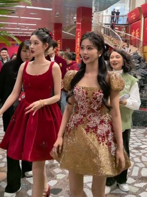 李昀锐白鹿春晚后台互动,毕雯珺丁禹兮王玉雯同贺新春