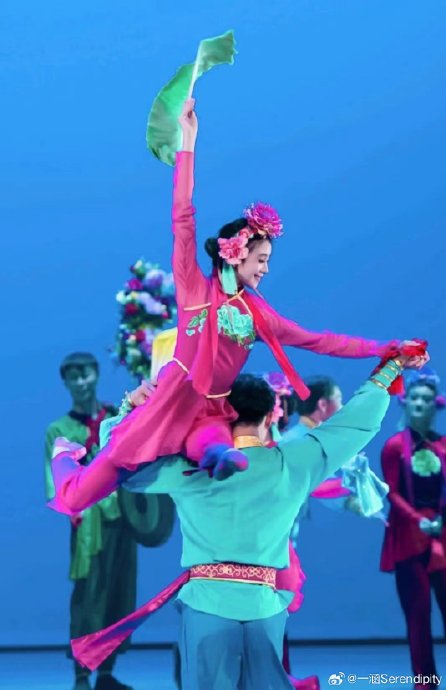 刘浩存在表演之外还有哪些令人印象深刻的即兴舞蹈片段？