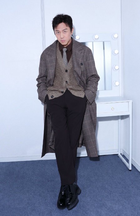 春晚导演组对邓超这次的表演风格转变是如何设计和评价的？