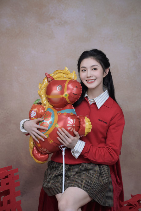 刘浩存春晚后台抽中魏晨“叶烁”语音祝福，回应红毯“紧急撤回”趣事