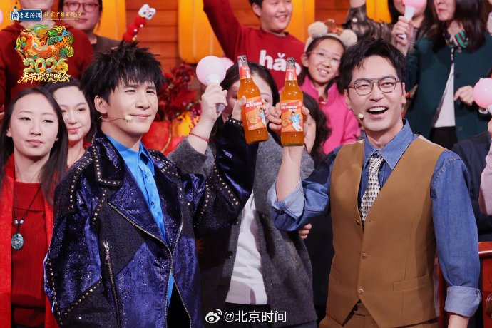 大张伟和谢娜在北京卫视春晚表演的舞台舞美具体设计是怎样的？