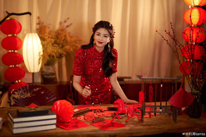 除了“金葫芦”耳饰，刘涛春晚造型中还有哪些值得关注的非遗元素？