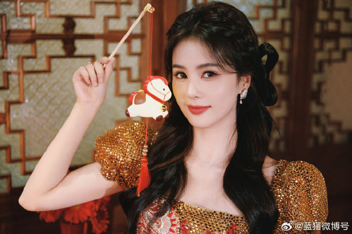 白鹿在2026年春晚表演和后台表现中，如何体现她的“放松”状态？