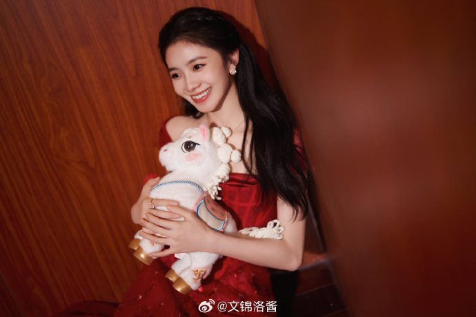 “刘浩存的小马就这么飞出去了”这个梗在社交媒体上是如何传播和创作的？