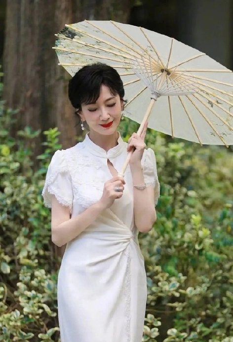 赵雅芝在71岁时重现《新白娘子传奇》经典造型，状态如何？
