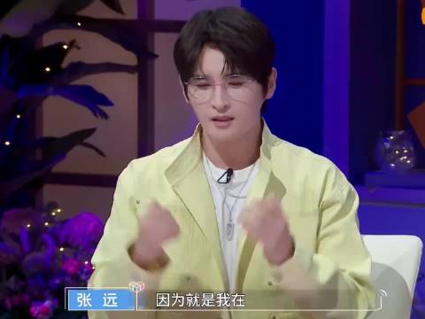 爱是什么？一手为“受”，一手为“心”，二者相融，便成繁体之“爱”