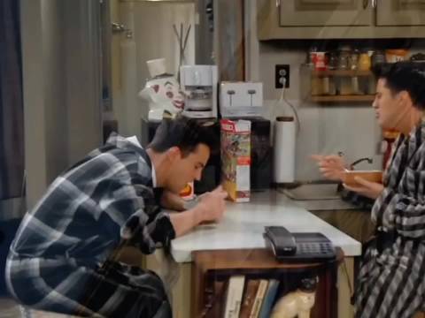 乔伊用牙刷恶作剧引钱德勒不适