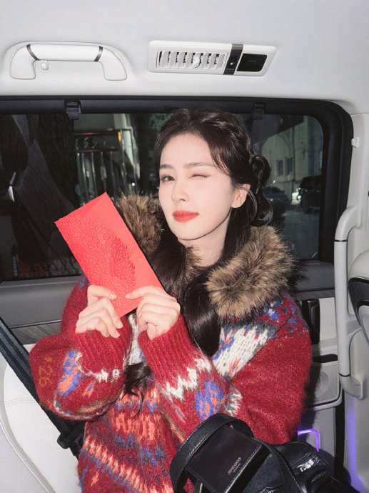 沙溢春晚后台给白鹿发压岁钱！网友：当女儿宠