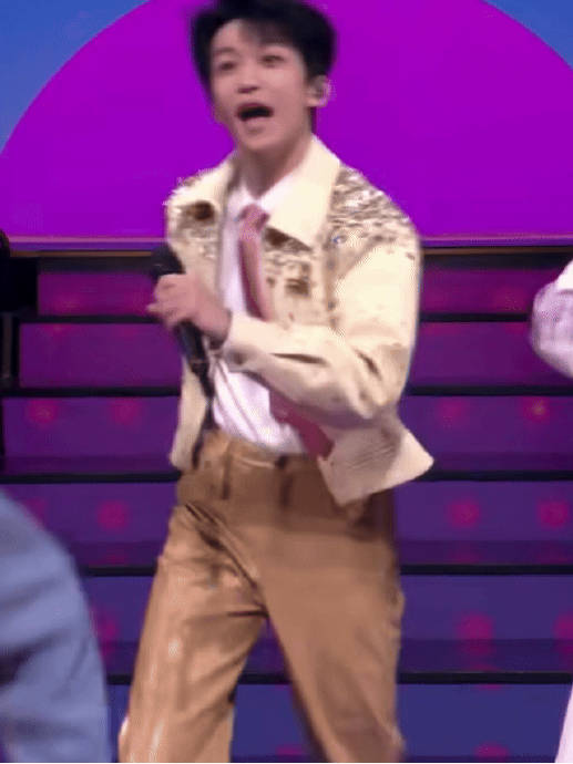 黄子弘凡的春晚“显眼包”表演获得了怎样的观众评价？