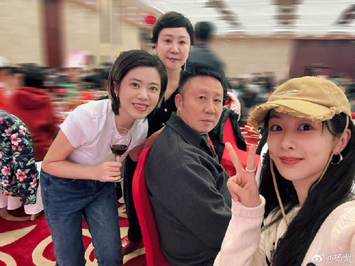 感动！杨紫携相伴15年的爱犬Piupiu剧组拜年，超长情陪伴太暖心