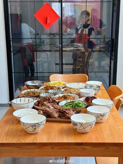 在现代社会，如何延续春节家宴的仪式感和亲情？