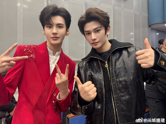 王玉雯春晚后台群星合照引热议