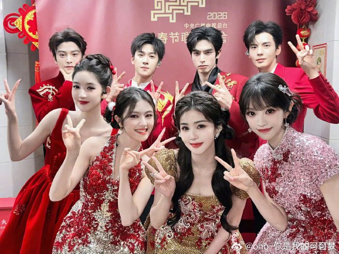 王玉雯在2026年春晚后台具体和哪些艺人合影了？