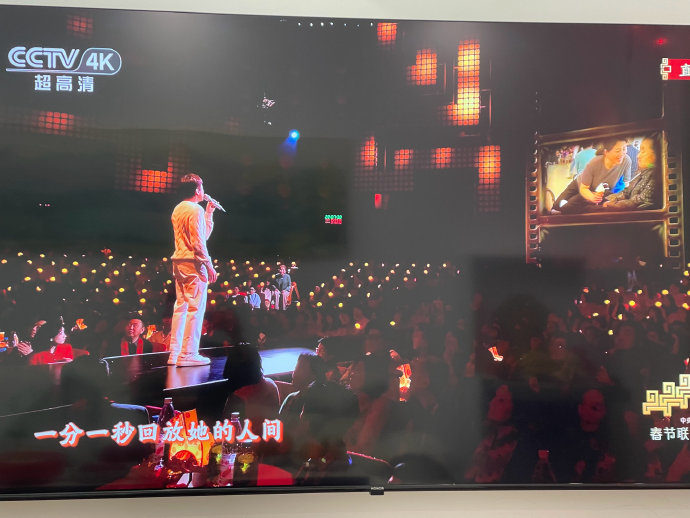 邓超在2026年春晚上演唱的《妈妈有座电影院》具体讲了什么故事？