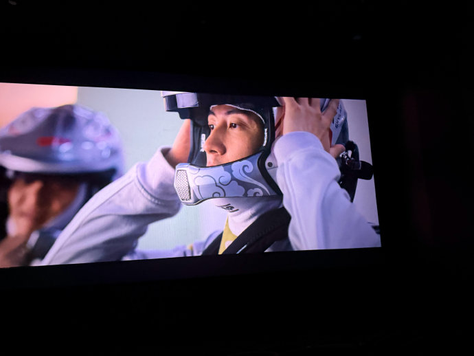 黄景瑜凭林臻东重返银幕封神！《飞驰人生3》新晋“白月光”帅到刷屏