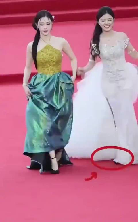 被高跟鞋硬控的女星，蔡依林当场扔掉高跟，迪丽热巴全靠脚尖发力