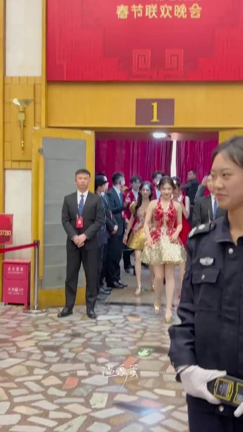 白鹿李昀锐等八人组亮相春晚后台