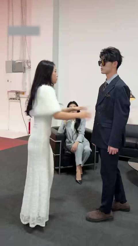 刘涛短剧变装惊艳亮相，国风红衣霸气贺新年