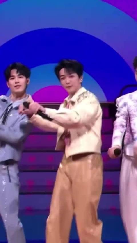 黄子弘凡是邓超幼年体吧 全场蹦最欢的就是他了黄子可以接替邓超的位置了！