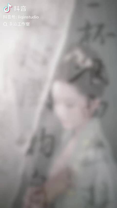 “何须浅碧深红色，自是花中第一流”